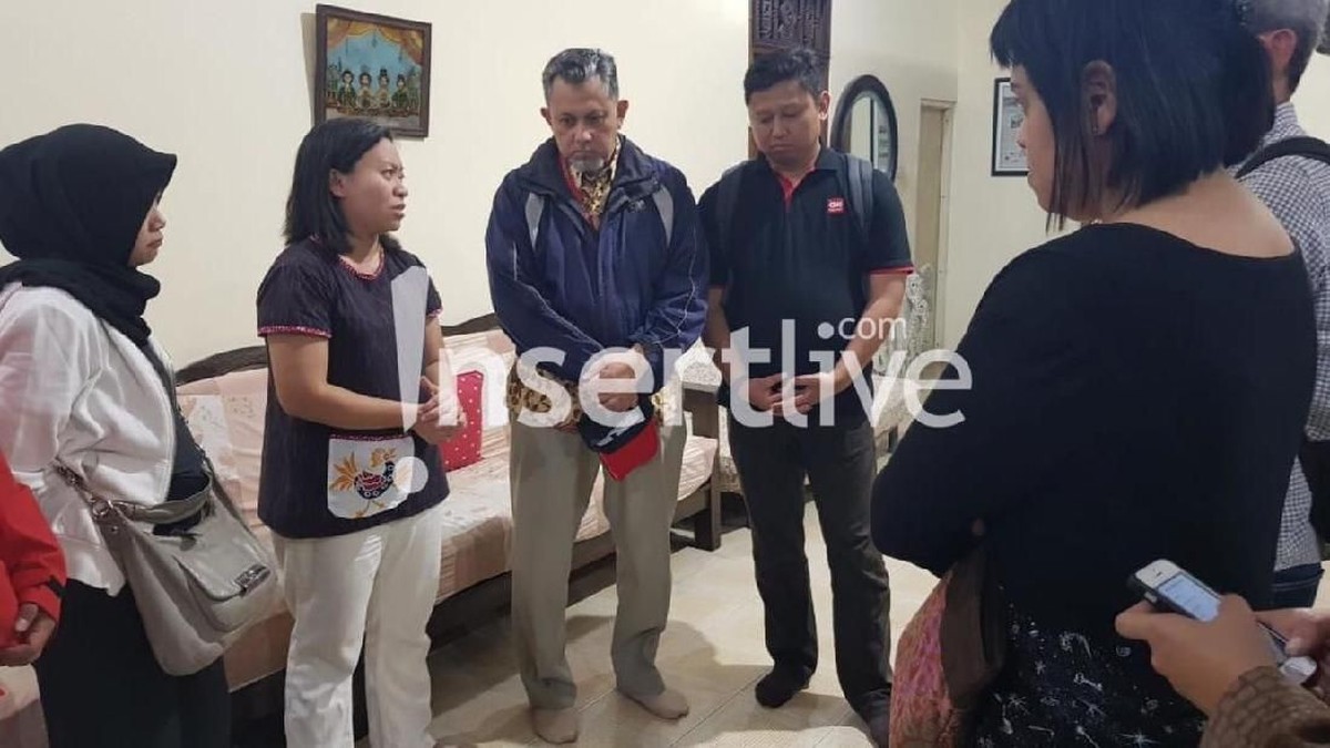 Kabar duka datang dari sastrawan&comma; Arswendo Atmowiloto yang tutup usia pada Jum'at &lpar;19&sol;7&rpar; &period; Berikut suasana di rumah duka Arswendo Atmowiloto&period;