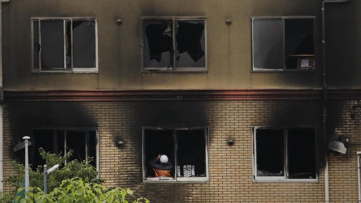 Suasana para warga Jepang yang hadir memberikan doa usai kejadian kebakaran di Kyoto Animation yang terjadi pada Kamis &lpar;18&sol;7&rpar;&period;