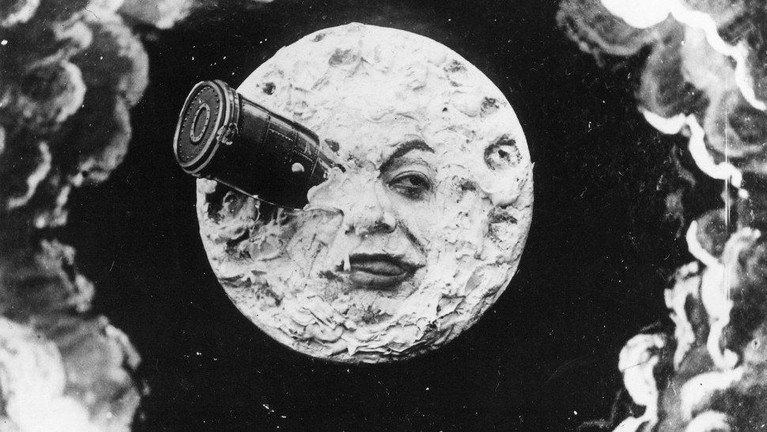 Google Doodle merayakan peringatan 50 tahun misi Apollo 11 yang berhasil mendarat ke bulan. Lalu ada film apa saja sih tenten pendaratan bulan Neil Armstrong?