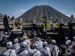 Sejarah Yadnya Kasada Suku Tengger, Apa Saja Kegiatannya?