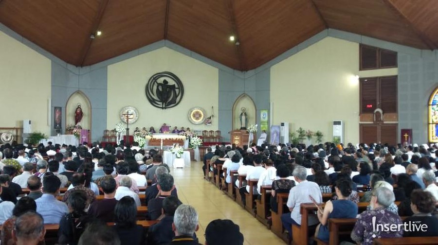 Dilangsungkan acara misa arwah Arswendo Atmowiloto sebelum dimakamkan. 