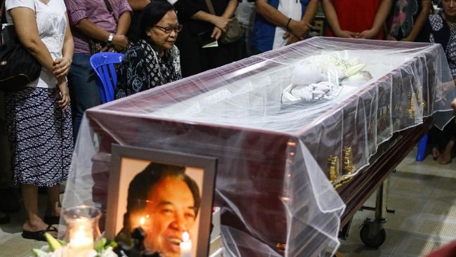 Budayawan Arswendo Atmowiloto pergi diiringi dengan lantunan lagu 'Keluarga Cemara', mahakaryanya yang menginsipirasi banyak keluarga di Indonesia.
