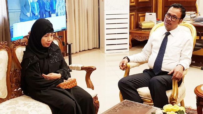 Hilang Kontak 21 Tahun, TKI Asal Cirebon Ditemukan Turini binti Mashari Tarsina bekerja 21 tahun di Arab Saudi tanpa digaji dan tanpa bisa menghubungi keluarganya di Indonesia.
