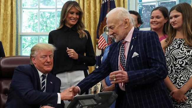 Donald Trump bertemu awak Apollo 11 Buzz Aldrin dan Michael Collins. Perjalanan ke Mars menjadi salah satu topik yang mereka bahas di Gedung Putih.