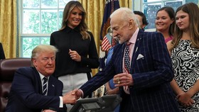 img-title Temui Awak Apollo 11, Trump 'Curhat' Kendala Misi ke Mars