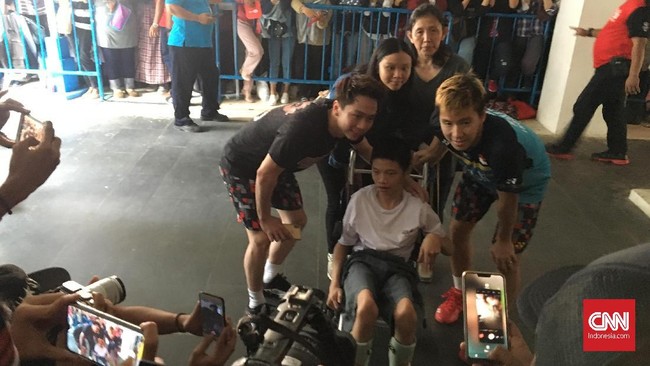 Samuel yang menderita cerebral palsy mendapat kesempatan berfoto bersama Marcus Fernaldi Gideon/Kevin Sanjaya Sukamuljo dan Mohammad Ahsan/Hendra Setiawan.