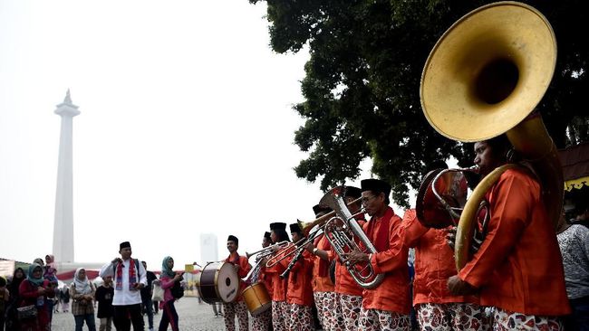 Kelompok musik mementaskan Tanjidor  saat Lebaran Betawi 2019 di lapangan silang Monumen Nasional (Monas), Jakarta, Sabtu (20/7/2019). Pemerintah Provinsi DKI Jakarta menggelar Lebaran Betawi 2019 yang ke-12 bertemakan 