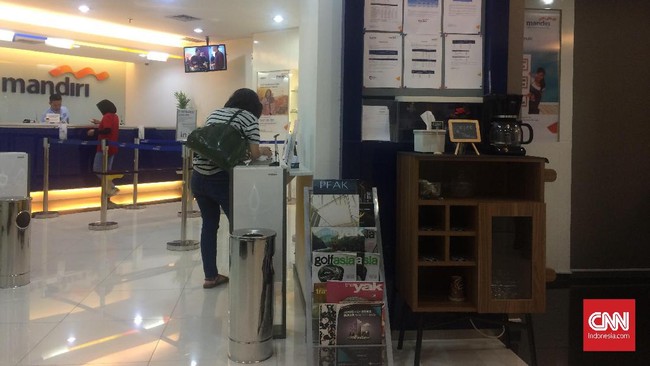Setelah Bank Mandiri mengakui ada eror pada sistemnya, 40 nasabah Bank Mandiri Kantor Cabang Ciputra, Jaksel, bertanya soal kepastian jumlah saldonya