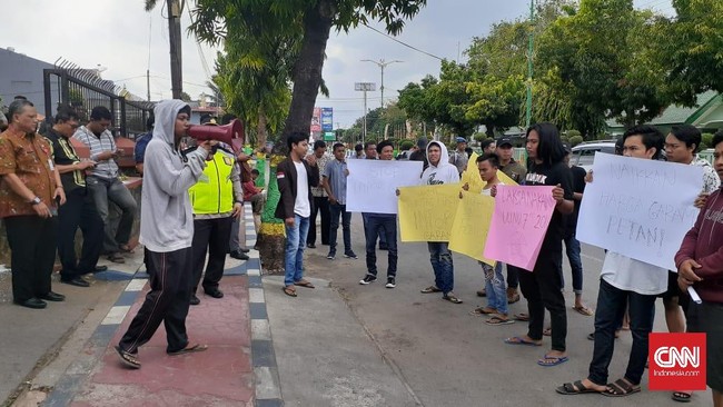 Petani garam di Kabupaten Sumenep menggelar aksi unjuk rasa memprotes harga garam yang anjok menjadi kurang dari Rp500 per kilogram.