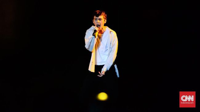 Setelah merilis single Easy pada 16 Juli lalu, Troye Sivan merilis versi yang berbeda dari lagu itu dengan tempo yang lebih lambat.