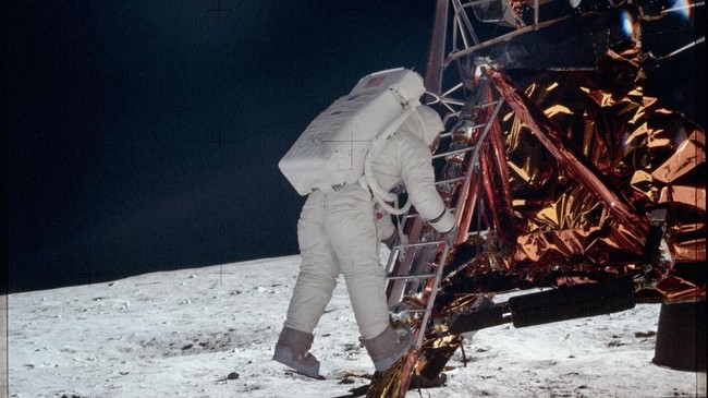 Momen ketika manusia mendarat di Bulan untuk pertama kalinya 50 tahun lalu lewat misi Apollo 11 menjadi detik-detik yang menegangkan.