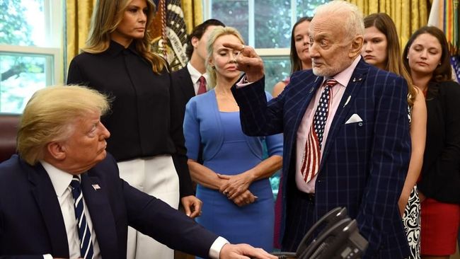 Trump Sambut Astronaut Apollo 11 Buzz Aldrin di Gedung Putih