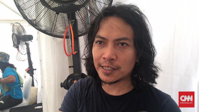 Gede Robi Supriyanto, vokalis band asal Bali, Navicula mengaku memilih meneliti kotorannya sendiri demi mengetahui keberadaan plastik di tubuh manusia.