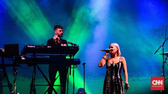 Ketika tampil untuk ketiga kalinya di Indonesia, musisi Inggris Anne Marie membawakan penampilan yang energik dan memanaskan WTF 2019.