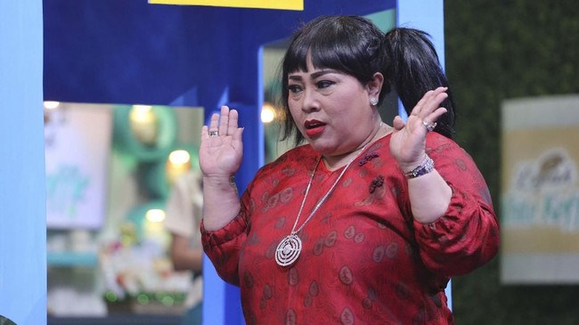 Tarzan dan Tessy membesuk Nunung yang berada di Polda Metro Jaya karena terjerat kasus penyalahgunaan narkoba jenis sabu bersama suaminya.