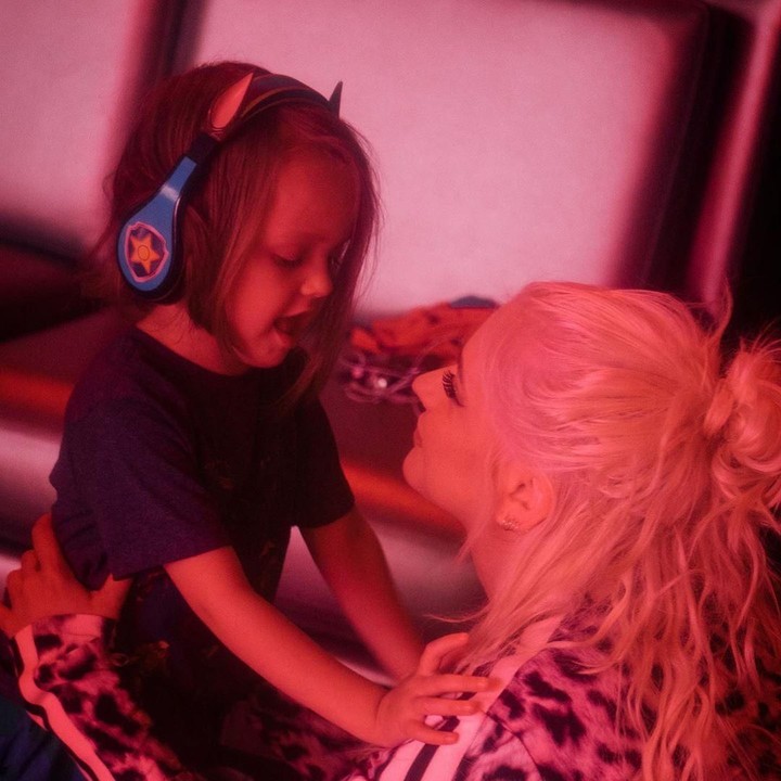 <p>Summer Rain membuat kejutan bagi sang bunda dengan mengunjungi konser ibu anak dua tersebut. Christina Aguilera mengaku kaget dengan kejutan sang putri. (Foto: Instagram @xtina)</p>