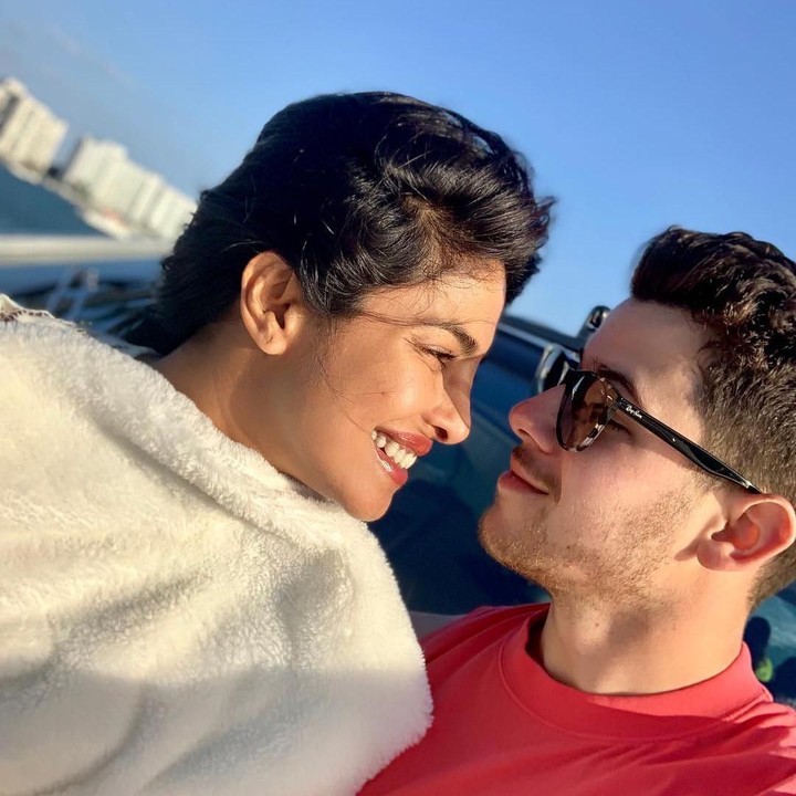 Priyanka Chopra dan Nick Jonas dikenal sebagai pasangan selebritas yang romantis. Keduanya kerap membagikan foto mesra di media sosial. (Foto: Instagram @priyankachopra)