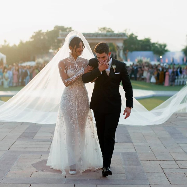 Nah, kali ini Priyanka Chopra dan Nick Jonas menggelar pernikahan mereka dalam nuansa modern. Nick terlihat menunjukkan gestur romantis saat melihat Priyanka dalam balutan busana pengantin rancangan Ralph Lauren. (Foto: Instagram @priyankachopra)