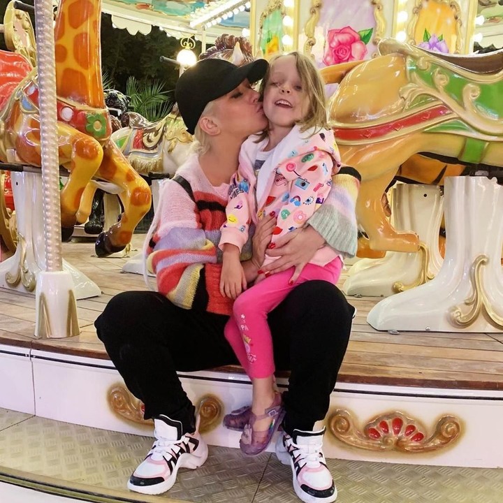 <p>Kalau yang ini si bungsu Summer Rain saat ikut Christina Aguilera tur ke Eropa. (Foto: Instagram @xtina)</p>