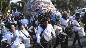 FOTO: 'Monster Sampah' di Pawai Bebas Plastik