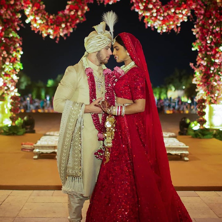 Berasal dari dua negara berbeda, Priyanka Chopra dan Nick Jonas sepakat menggelar pernikahan mereka dengan tradisi India dan modern. Seperti dalam foto ini, keduanya terlihat gagah dan cantik dalam balutan busana tradisional India. (Foto: Instagram @priyankachopra)