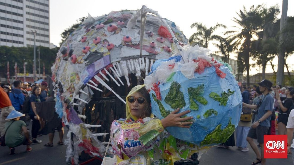 FOTO: 'Monster Sampah' di Pawai Bebas Plastik