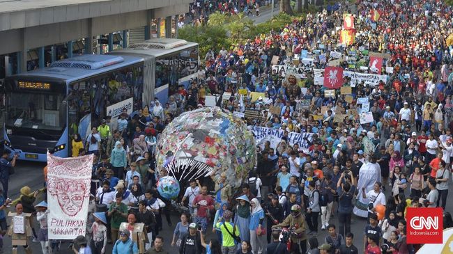 Okupasi Jalan, PKL 'Car Free Day' Akan Dievaluasi Dinas UMKM Pemprov DKI Jakarta menilai semakin banyak pedagang yang berjualan di badan jalan dan mengganggu warga yang berolahraga.