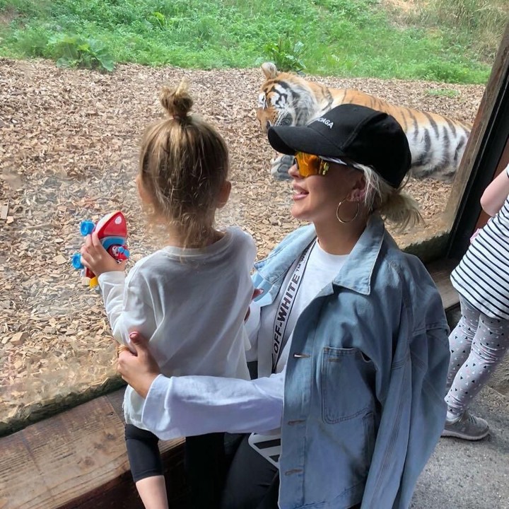 <p>Christina Aguilera saat mengunjungi sebuah kebun binatang bersama putri bungsunya. Dalam foto yang diunggah di media sosial ini, Christina memberikan ucapan selamat ulang tahun bagi Summer yang ke-4. (Foto: Instagram @xtina)</p>