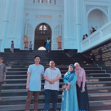 Roger Danuarta dan Cut Meyriska Salat Bareng di Masjid Mewah