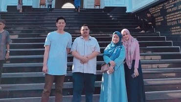 Roger Danuarta dan Cut Meyriska Salat Bareng di Masjid Mewah