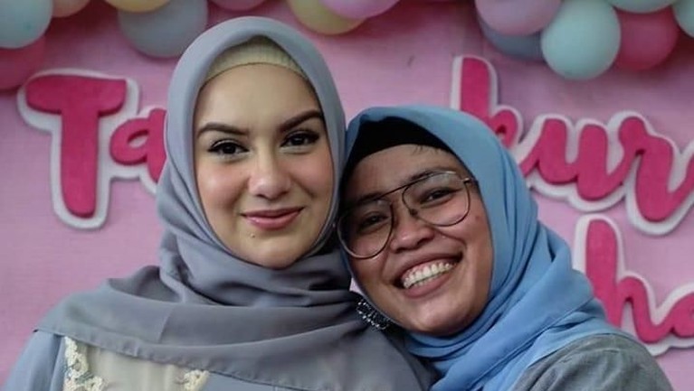 Irish Bella dan Ammar Zoni akan segera dikaruniai bayi kembar. Irish pun baru menggelar tasyakuran empat bulan kehamilannya.
