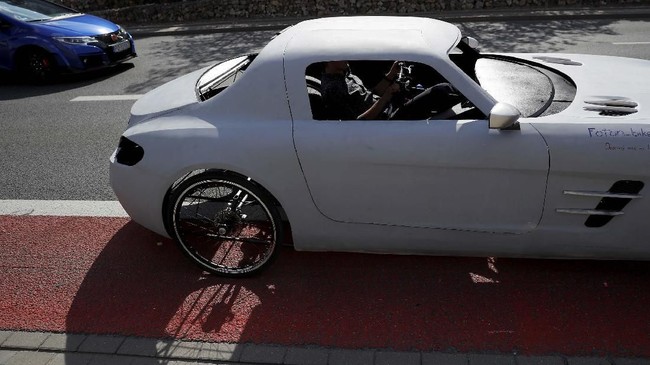 FOTO: Supercar Bertenaga 'Dengkul' Curi Perhatian di Polandia