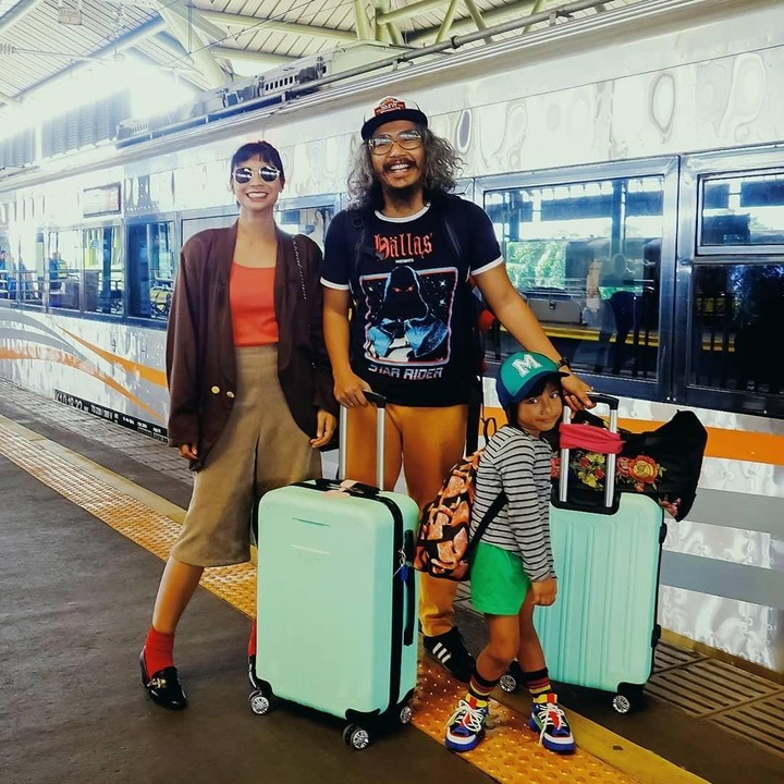 <p>Wah, mau travelling nih kayaknya, keren banget ya gaya mereka bertiga. (Foto: Instagram @shareefadaanish)</p>