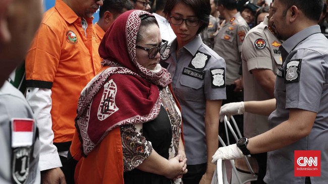Nunung, menurut polisi, sempat membuang sabu 2 gram ke dalam kloset saat hendak ditangkap di rumahnya di kawasan Tebet, Jakarta Selatan.