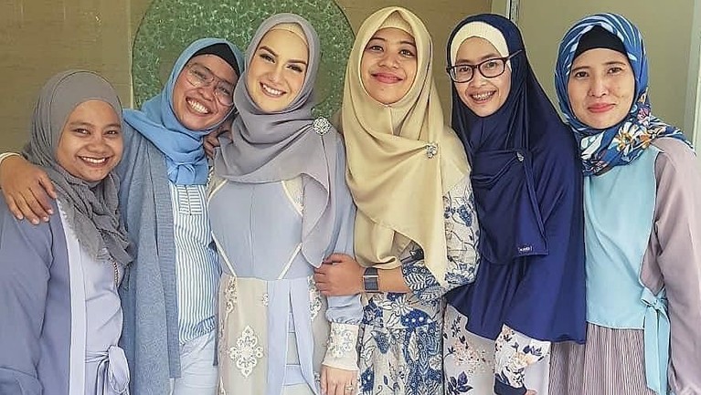 Irish Bella dan Ammar Zoni akan segera dikaruniai bayi kembar. Irish pun baru menggelar tasyakuran empat bulan kehamilannya.