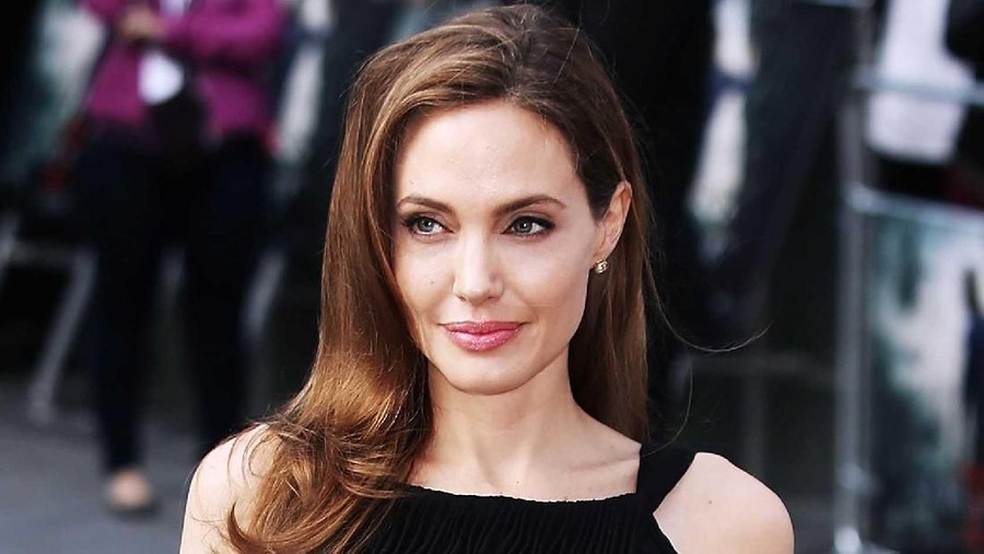 Peduli korban virus corona, Angelina Jolie sumbang uang Rp16,2 Miliar.