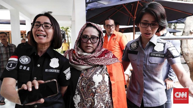 Diresnarkoba Polda Metro Jaya membawa Nunung dan suaminya, July Jan ke RSKO untuk menjalani rehabilitas, di sisi lain proses hukumnya terus berlanjut.