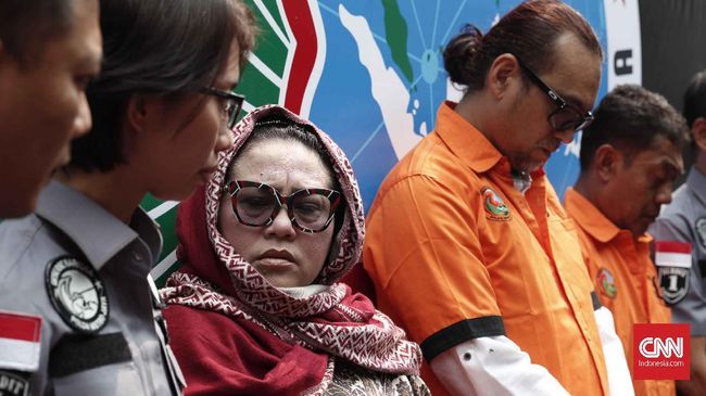 Berstatus Buron, Pemasok Sabu Nunung Ada di Penjara Bogor Polisi menangkap pemasok sabu untuk Nunung yang berinisial E. Ia ditangkao di di Lapas Kelas IIA Bogor, Jawa Barat karena kasus narkotik.