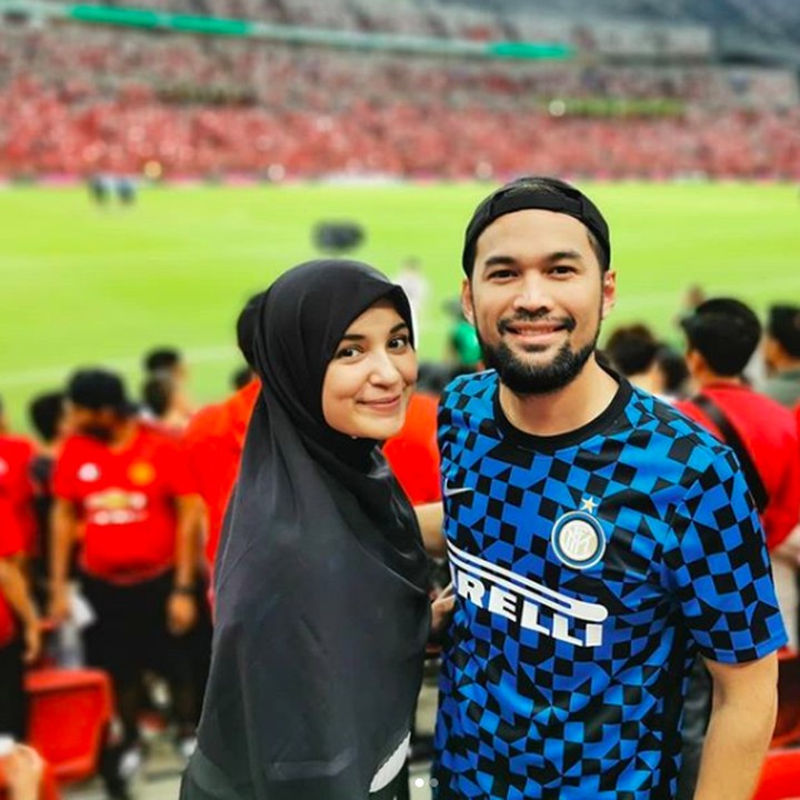 Teuku Wisnu mengajak Shireen Sungkar nonton club bola kesayangannya Inter Milan yang bertanding di National Stadium, Singapura. (Foto: Instagram @teukuwisnu)