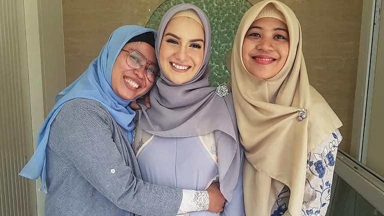 Irish Bella dan Ammar Zoni akan segera dikaruniai bayi kembar. Irish pun baru menggelar tasyakuran empat bulan kehamilannya.