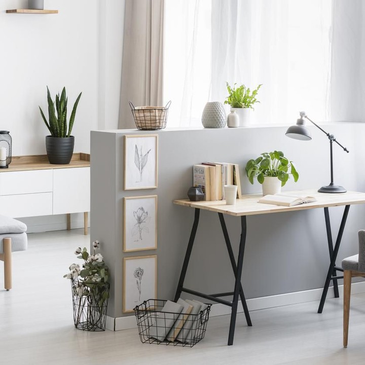 Bagi Bunda suka memanfaatkan space rumah yang dianggap terlalu kosong, bisa dicoba nih bikin workspace dekat ruang keluarga. Jadi selagi kerja, Bunda bisa awasi anak-anak juga. (Foto: iStock)