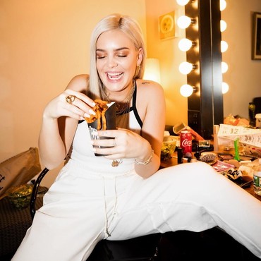 Lirik Lagu Kiss My (Uh Oh) - Anne Marie & Little Mix