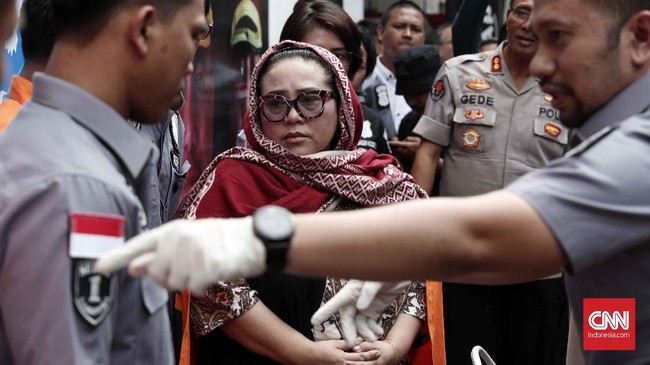 Polisi menyatakan pemasok sabu untuk pelawak Tri Retno Prayudati alias Nunung mendistribusikan barang haram dengan cara diletakkan di dekat tiang listrik.