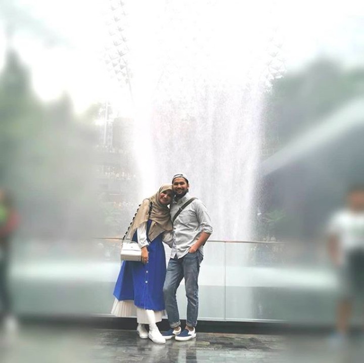 Berfoto di depan air mancur di depan Jewel Changi Airport, keduanya terlihat mesra abis. Enggak ketinggalan dimanfaatkan Wisnu buat menggobali Shireen nih, Bun. He-he-he.