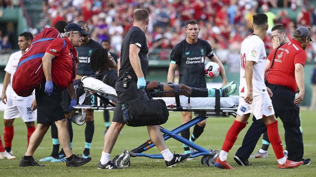 Skuat Liverpool marah setelah bek Sevilla, Joris Gnagnon, melayangkan tendangan keras terhadap bek muda Yasser Larouci di laga pramusim.