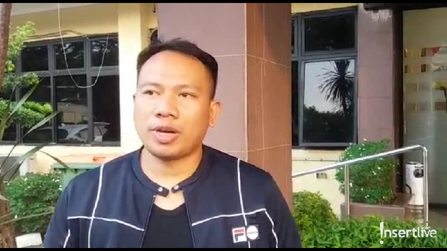 Vicky Prasetyo memberikan keterangan dan mengklarifikasi pertanyaan dari penyidik saat pemeriksaan.