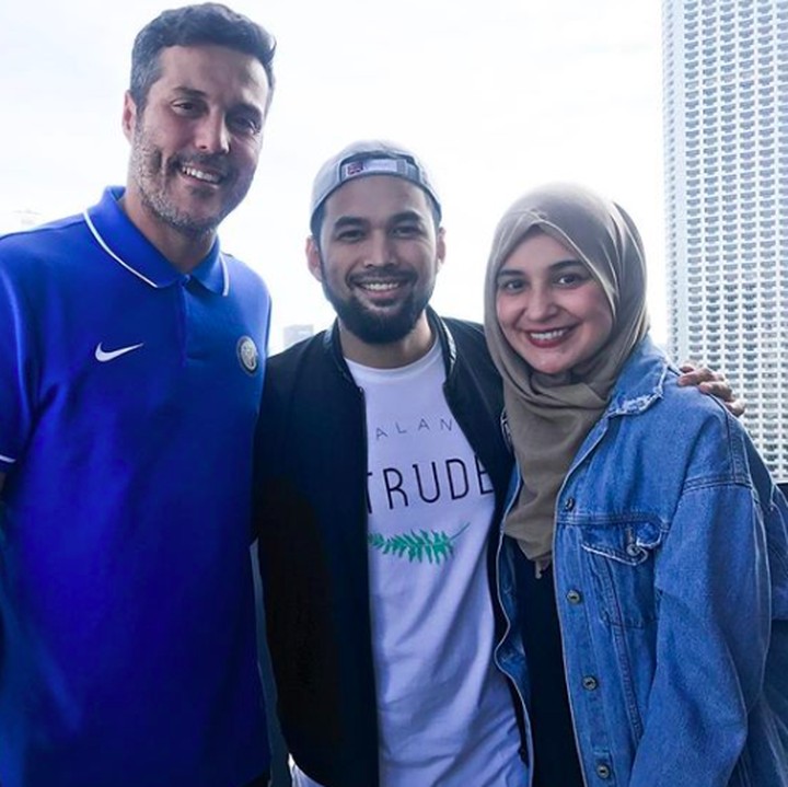 Kesempatan langka bisa foto bareng kiper Inter Milan, Julio Caesar. Shireen pun nampaknya ikut senang ya, Bun, bisa menemani sang suami menonton bola. (Foto: Instagram @teukuwisnu)