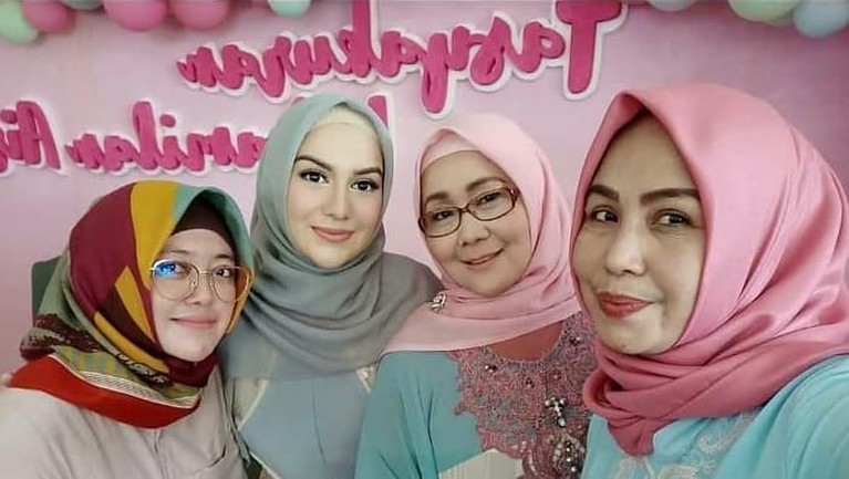 Irish Bella dan Ammar Zoni akan segera dikaruniai bayi kembar. Irish pun baru menggelar tasyakuran empat bulan kehamilannya.