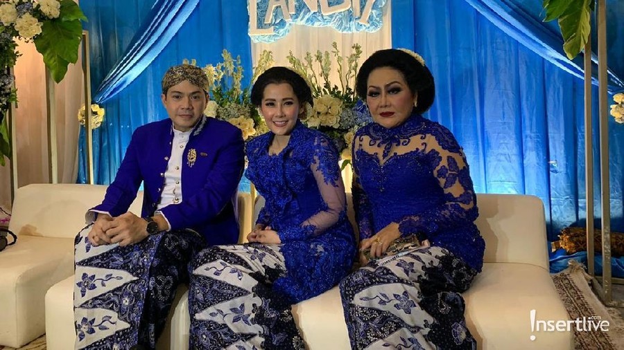 Tedak Siti adalah tradisi Jawa yang digelar Ardina Rasti dan Arie Dwi Andhika untuk anaknya.