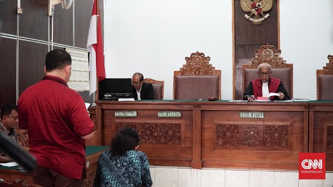 Kivlan Zen dalam dokumen jawaban Polda Metro Jaya, menyuruh Iwan membeli senjata laras panjang untuk menembak Luhut dan Wiranto yang dianggap telah berkhianat.
